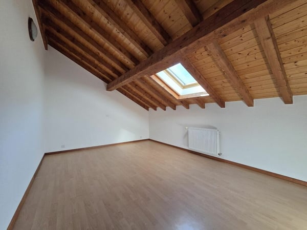 Appartement de 5 pièces 1/2 en duplex avec balcon et places de parc extérieures 7