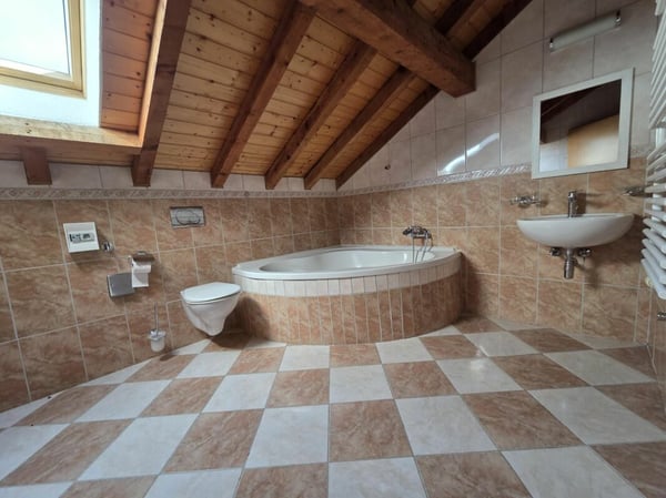 Appartement de 5 pièces 1/2 en duplex avec balcon et places de parc extérieures 8