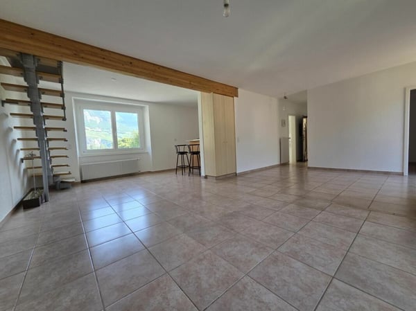 Appartement de 5 pièces 1/2 en duplex avec balcon et places de parc extérieures 4