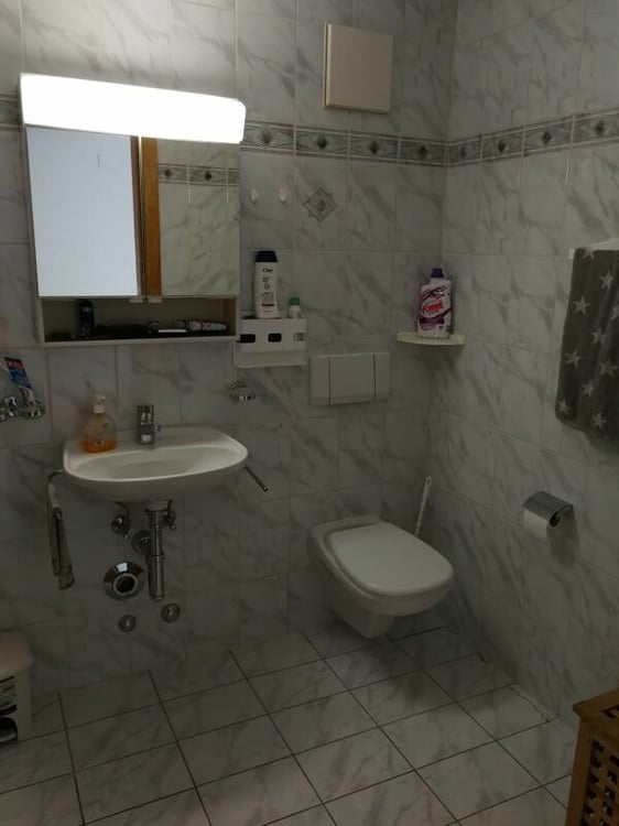 spacieux 2.5 pces centre du village avec place de parc 10