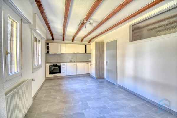 A LOUER Bel appartement rénové de 4 ½ pièces au dernier étage 3