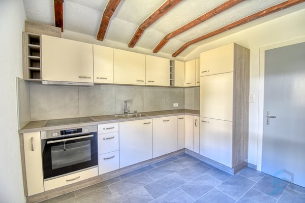 A LOUER Bel appartement rénové de 4 ½ pièces au dernier étage 4