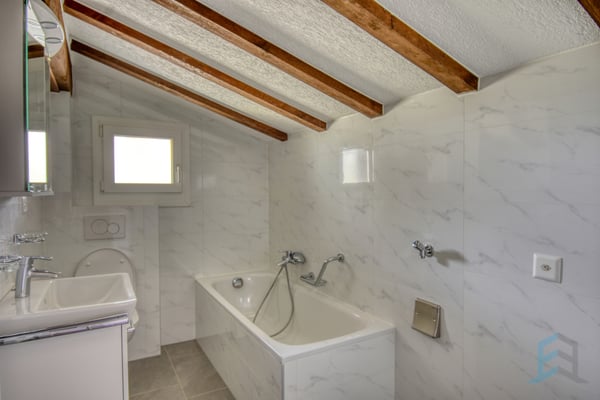 A LOUER Bel appartement rénové de 4 ½ pièces au dernier étage 6