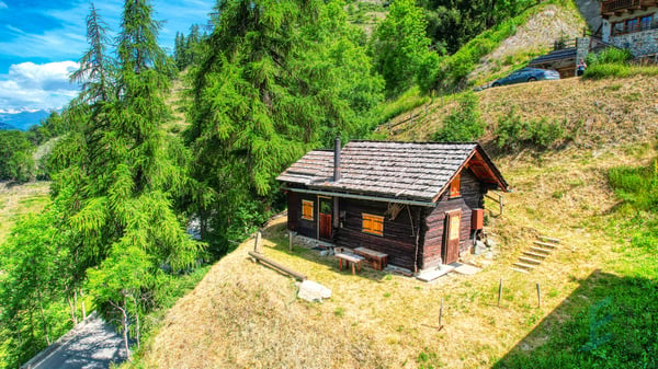 EXCLUSIVITE Chalet rustique de 3 ½ pièces avec vue panoramique 1