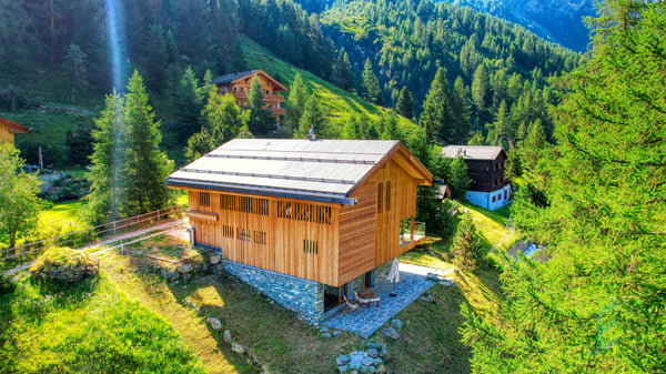 EXCLUSIVITE Somptueux Chalet de 6 ½ pièces en pleine nature 1