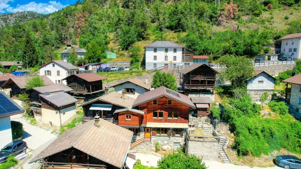 EXCLUSIF Beau chalet individuel de 264m² avec annexes