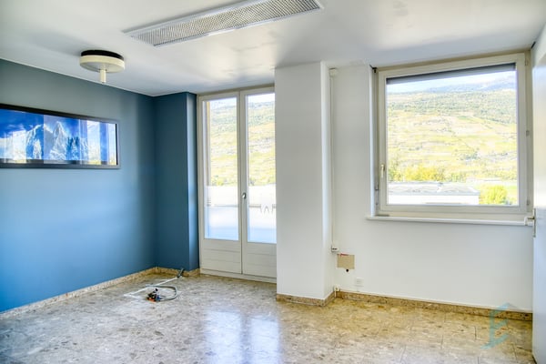 EXCLUSIVITE Local commercial de 115m² au centre de Chalais 12