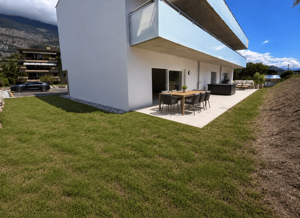 Superbe 2.5 pièces, spacieux en rez de jardin / Wunderschöne, geräumige 2.5-Zimmer-Wohnung mit Gartenanteil im Erdgeschoss 12