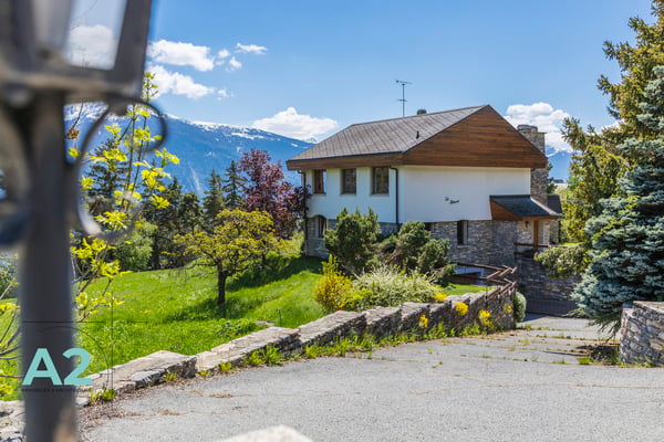 Propriété unique, de caractère avec vue imprenable et excellent ensoleillement 1