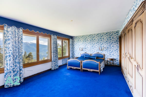 Propriété unique, de caractère avec vue imprenable et excellent ensoleillement 12
