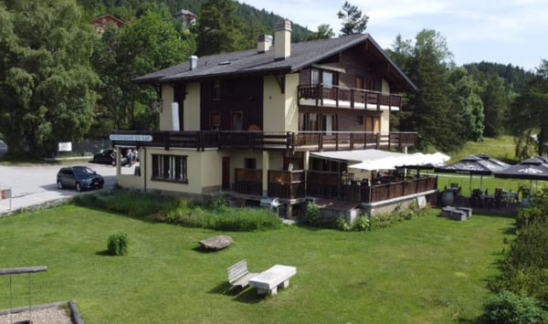 Ensemble Immobilier de Caractère avec Restaurant et Appartements 2