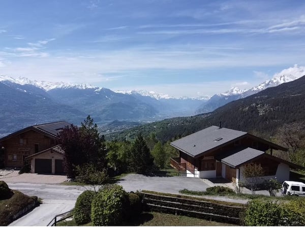 Superbe duplex avec jardin, panorama dégagé et garage, un atout indéniable 2
