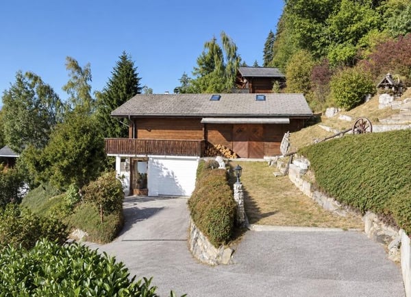Domicilia.ch vous propose ce chalet à rénover dans un environnement privilégié 2