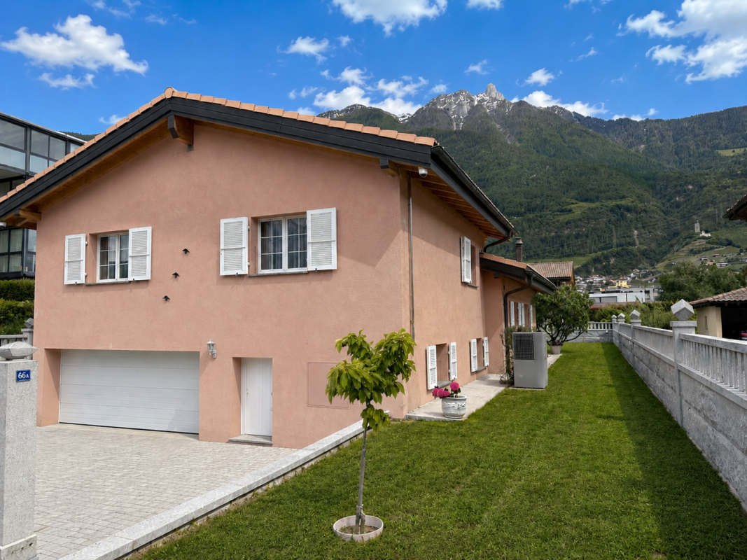 Villa individuelle de 5.5 pcs à Saxon avec espace extérieur de près de 500 m²