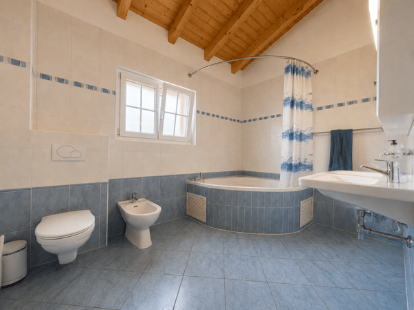 Villa individuelle très spacieuse de 5.5 pcs à Saxon avec joli jardin 12