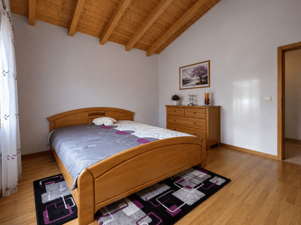 Villa individuelle très spacieuse de 5.5 pcs à Saxon avec joli jardin 10