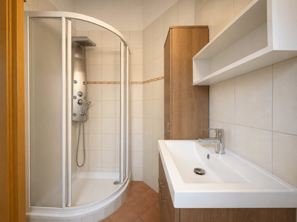 Villa individuelle très spacieuse de 5.5 pcs à Saxon avec joli jardin 9
