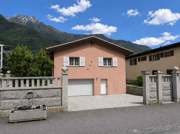 Villa individuelle très spacieuse de 5.5 pcs à Saxon avec joli jardin 14