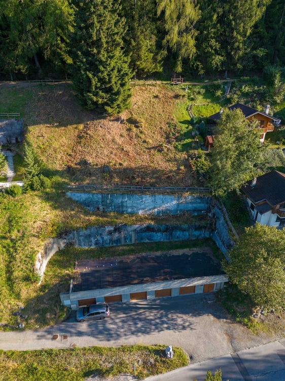 Terrain constructible, libre de mandat à côté du Bisse 6