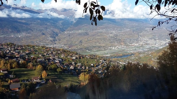 Terrain constructible, libre de mandat à côté du Bisse 3