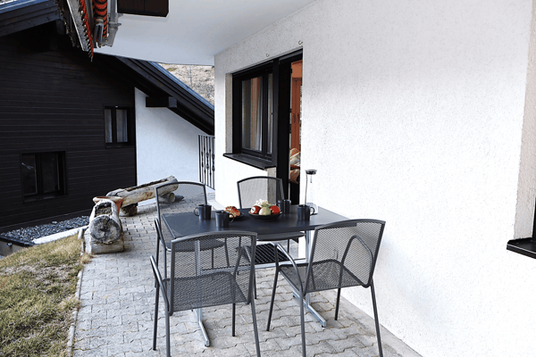 Charmante 2.5-Zimmer-Terrassenwohnung mit atemberaubendem Bergblick in Zermatt 3