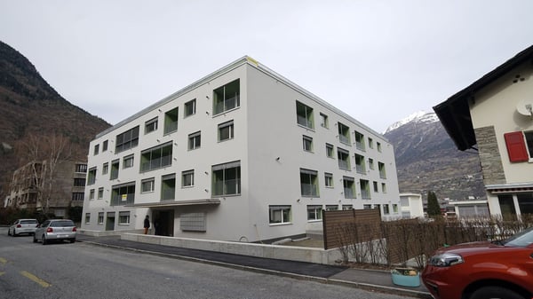 Innenparkplatz mit elektrischer Ladestation 1