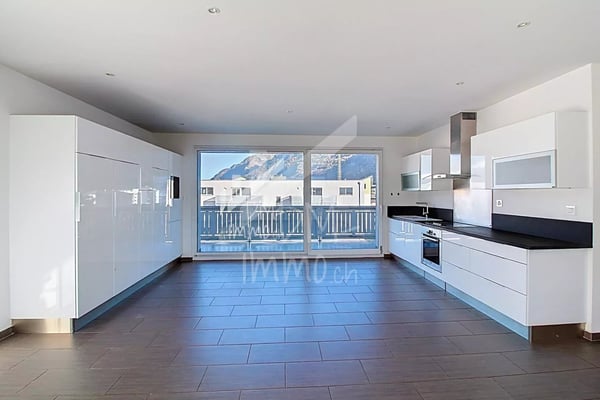 Attique traversant et lumineux, proche centre