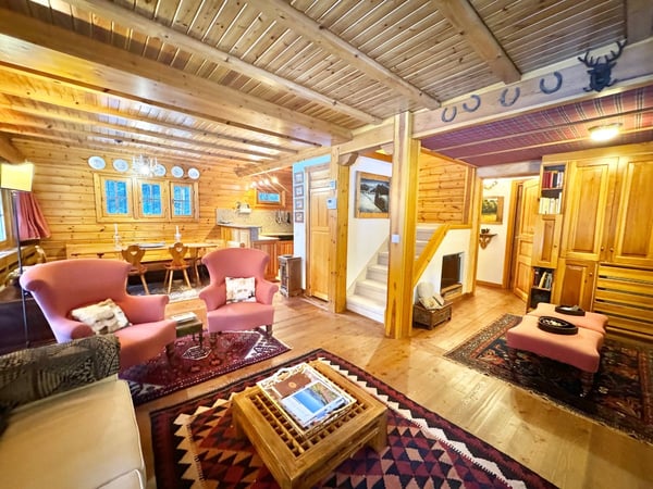 Chalet typique entouré de verdure, à quelques minutes du coeur de Crans, offrant calme et sérénité / Ref. 1007-677 10