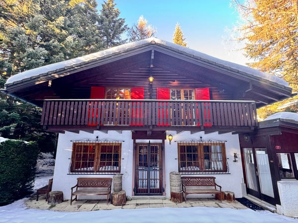 Chalet typique entouré de verdure, à quelques minutes du coeur de Crans, offrant calme et sérénité / Ref. 1007-677 1