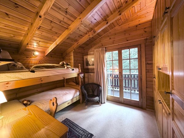 Chalet typique entouré de verdure, à quelques minutes du coeur de Crans, offrant calme et sérénité / Ref. 1007-677 12