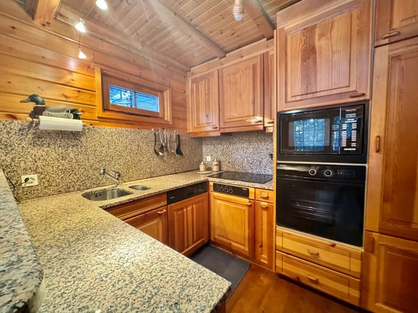 Chalet typique entouré de verdure, à quelques minutes du coeur de Crans, offrant calme et sérénité / Ref. 1007-677 6