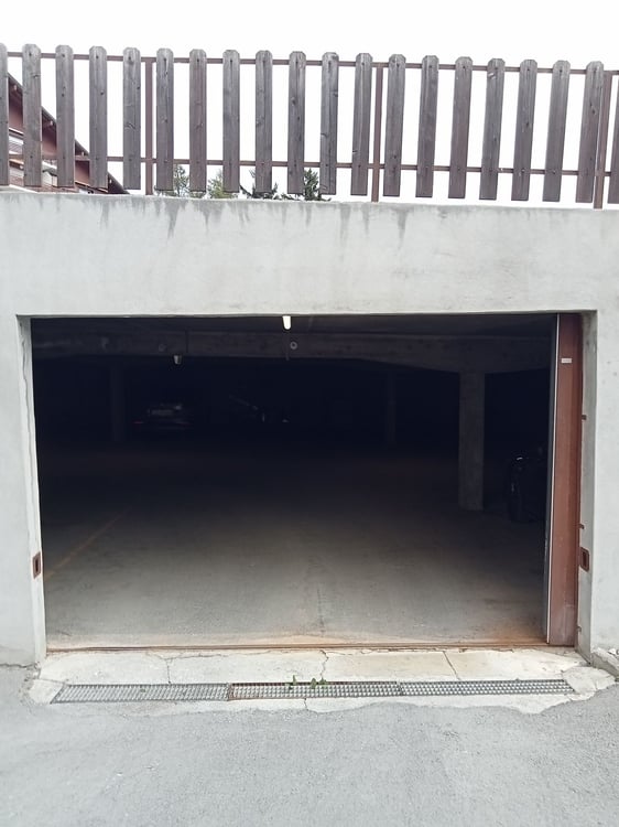 Place de parc couverte dans un parking, à seulement 10 minutes à pied du centre de Montana 2