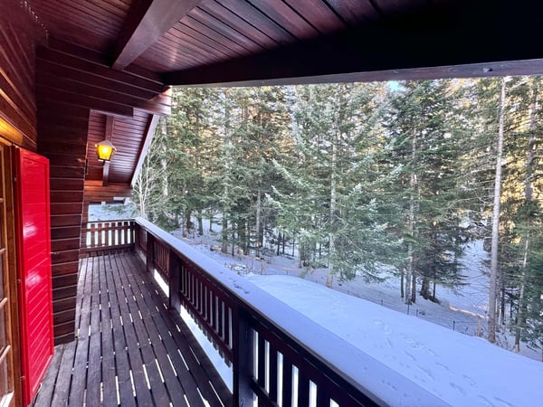 Chalet typique entouré de verdure, à quelques minutes du coeur de Crans, offrant calme et sérénité / Ref. 1007-677 11