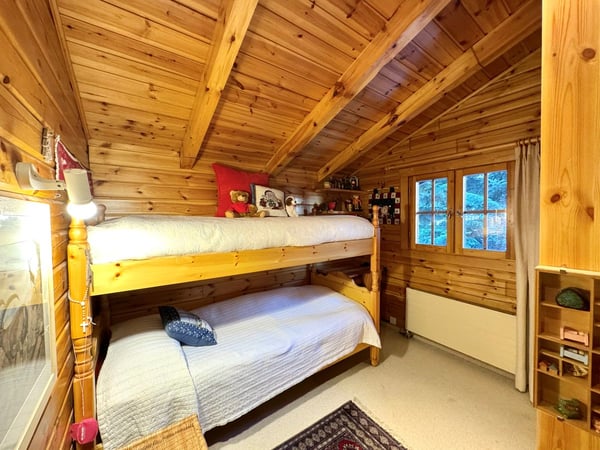 Chalet typique entouré de verdure, à quelques minutes du coeur de Crans, offrant calme et sérénité / Ref. 1007-677 13