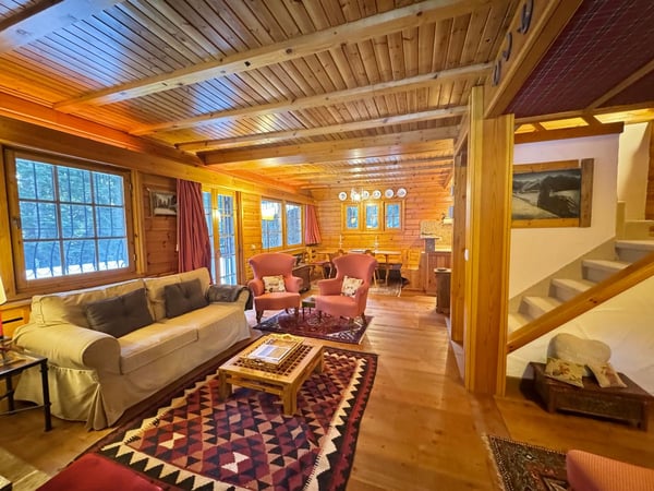 Chalet typique entouré de verdure, à quelques minutes du coeur de Crans, offrant calme et sérénité / Ref. 1007-677 3