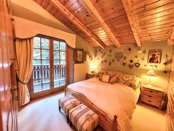 Chalet typique entouré de verdure, à quelques minutes du coeur de Crans, offrant calme et sérénité / Ref. 1007-677 10