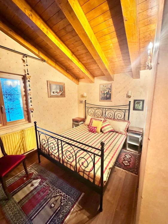 Chalet typique entouré de verdure, à quelques minutes du coeur de Crans, offrant calme et sérénité / Ref. 1007-677 9