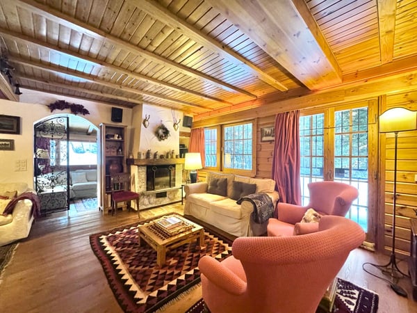 Chalet typique entouré de verdure, à quelques minutes du coeur de Crans, offrant calme et sérénité / Ref. 1007-677 5