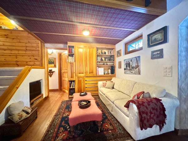 Chalet typique entouré de verdure, à quelques minutes du coeur de Crans, offrant calme et sérénité / Ref. 1007-677 6