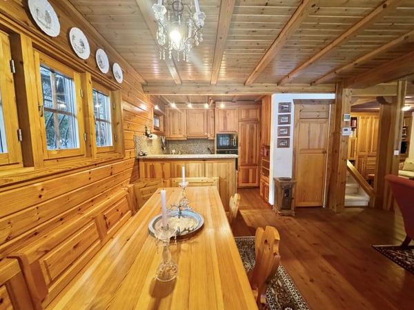 Chalet typique entouré de verdure, à quelques minutes du coeur de Crans, offrant calme et sérénité / Ref. 1007-677 8