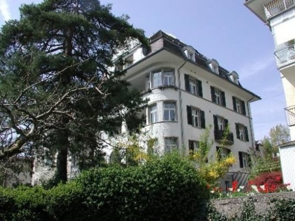 Helle und geräumige 3 1/2 Zimmerwohnung in Jugendstilhaus