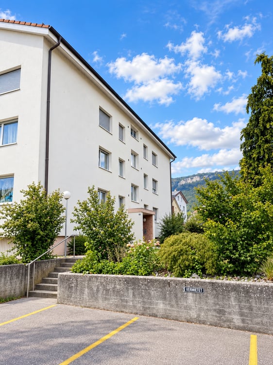 Charmante 2.5-Zimmer-Dachwohnung mit Balkon in Bettlach zu vermieten! 1