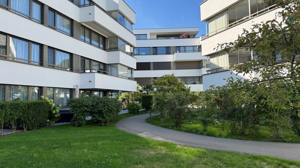 Hochwertige 3.5-Zimmerwohnung mit Seesicht – Wohnen mit Stil und Weitblick