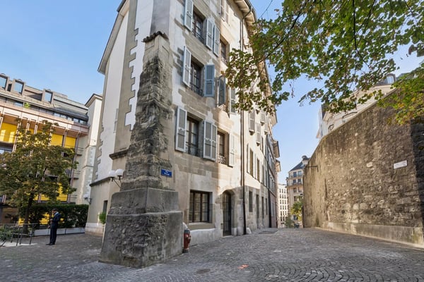 PLEIN CENTRE DE GENÈVE ? RUES BASSES ? ÉLÉGANT DUPLEX AVEC ASCENSEUR