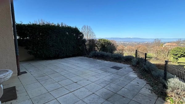 Villa jumelée sur le golf de BosseyProche Genève 5