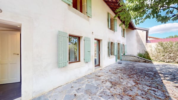 Ferme rénovée idéalement placée - Coeur de Village, Feigères 1