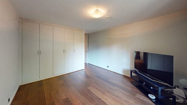 Exceptional attic duplex with panoramic terraces and private park. 13