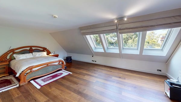 Exceptional attic duplex with panoramic terraces and private park. 7