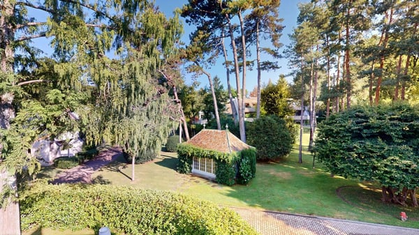 Exceptional attic duplex with panoramic terraces and private park. 11