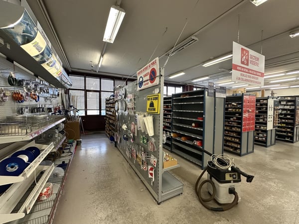 LOCAL COMMERCIAL DANS CENTRE ARTISANAL 9